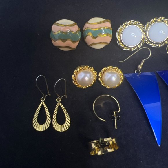 Lot of 10 Gold Tone Pierced Earrings (4168) - Picture 2 of 4